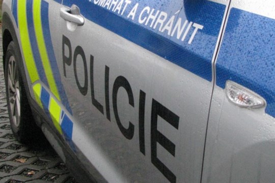 Přes zapálenou svíčku přehodila deku a způsobila požár paneláku. Ženě z Nýrska hrozí až pět let vězení