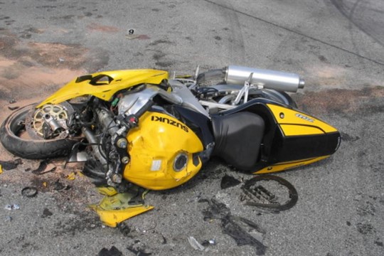 Vážná nehoda na hlavním tahu na Přeštice. Těžce se zranil motorkář i jeho spolujezdkyně!