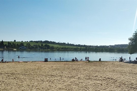 Přírodní koupaliště v Plzeňském kraji nabízejí čirou vodu bez sinic, mají kolem 20 stupňů