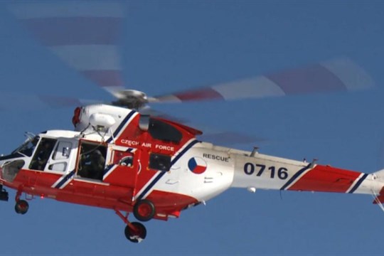 Nezletilý motorkář se těžce zranil při střetu s autem. Letěl pro něj vrtulník!