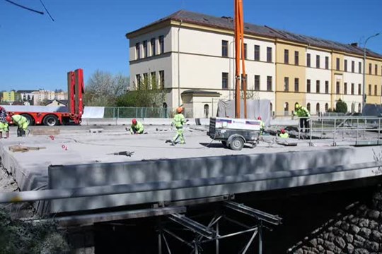 V Jablonci zbourali část mostu na hlavním tahu