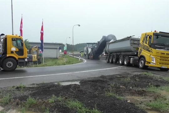 Stavba kruhového objezdu v Jestřebí je v polovině