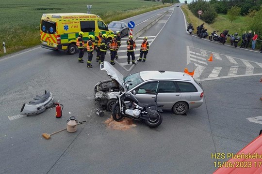 U Dobřan se srazil motorkář s autem. Na místo letěl vrtulník