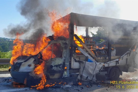 Na dálnici D5 hoří nákladní auto vezoucí psí granule!
