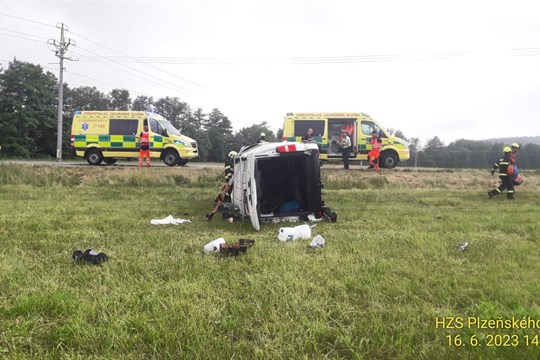 Aktualizováno: Na Plzeňsku havarovala dodávka se třemi dospělými a šesti dětmi!