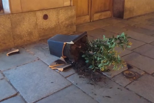 V centru Plzně řádili vandalové. Důvodem byla frajeřina před partou