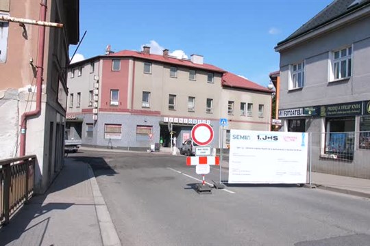 Řidičům v Semilech ztrpčuje život uzavírka