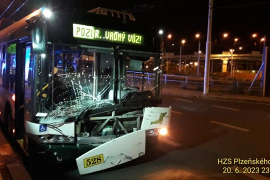 V Plzni se srazil trolejbus s osobním autem. Zranili se dva lidé!