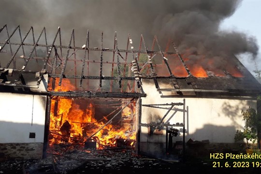 Na Klatovsku hoří rodinný dům. Zapálil ho blesk?