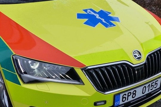 Aktualizováno: Před kruhovým objezdem u Makra se srazil autobus s autem. Tři zranění, hrozí dopravní kolaps!