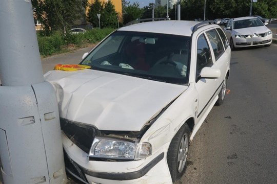 Kousek od tragédie. Silně opilá řidička najela na tramvajový ostrůvek, pak skončila ve sloupu veřejného osvětlení