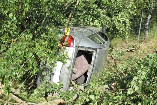 Pozadí nedělní smrtelné nehody na dálnici D5 je nejasné. Policisté neznají totožnost mrtvého!
