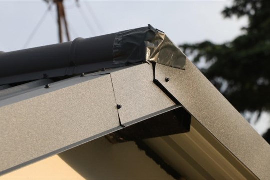 Cizinec si hrál na řemeslníka, seniorovi zbyly po výměně střechy oči pro pláč