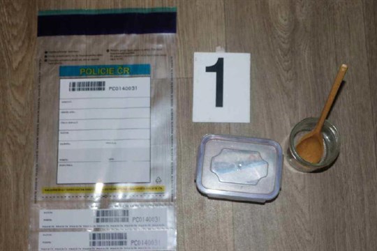 Kriminalisté zadrželi dealerku pervitinu i její dva odběratele. Žena prodávala drogy i před malou dcerou