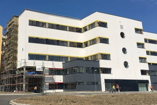 Stavbou Karlovarského kraje se stala zrekonstruovaná budova Nemocnice Cheb a Vřídelní kolonáda