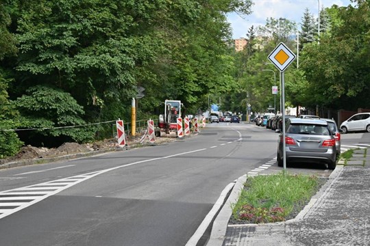 Karlovy Vary opravují část chodníku v Bezručově ulici