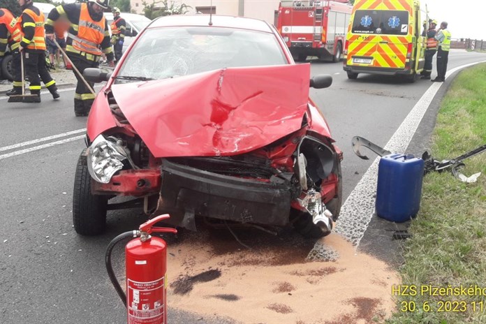 Aktualizováno: Srážka dvou aut uzavřela hlavní tah na Nepomuk. Zranili se dva dospělí a dva chlapci