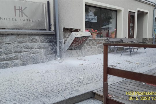 Náměstí v Kašperských Horách je uzavřené kvůli požáru kabelů. Chodcům by hrozilo nebezpečí!