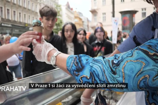 V Praze 1 si žáci za vysvědčení slízli zmrzlinu