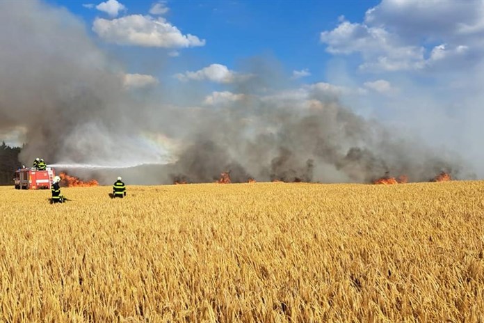Obrovský požár pole u Dobřan. Hašení komplikuje vítr
