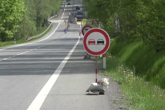 Dopravu na I/9 brzdí oprava mostu u Jablonného