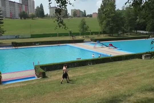 Návštěvníci koupališť v kraji si letos připlatí