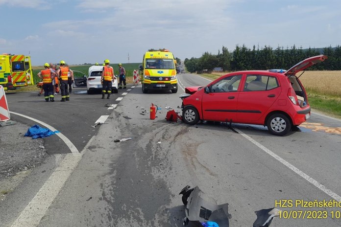 Srážka dvou aut uzavřela hlavní tah z Plzně na Přeštice