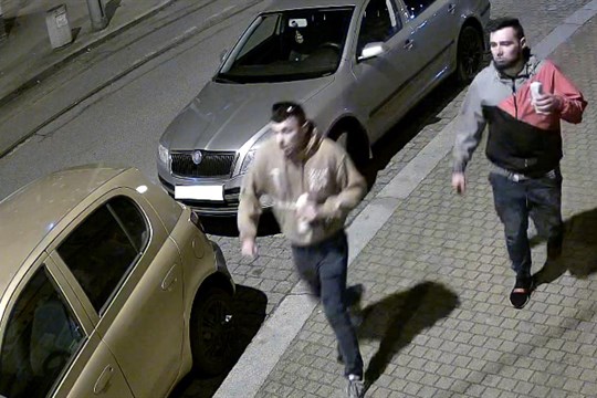 V centru Plzně napadli muže. Policisté hledá osoby na fotce!