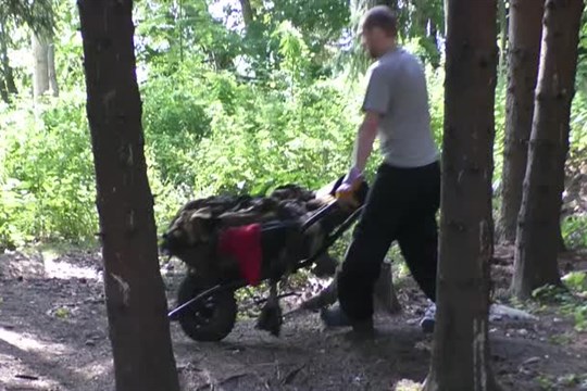 Vězni odklízejí v Liberci černou skládku