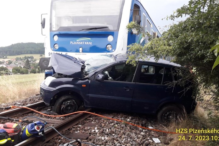 Aktualizováno: Na Klatovsku se srazil vlak s autem. Tři zranění, řidička bojuje o život!