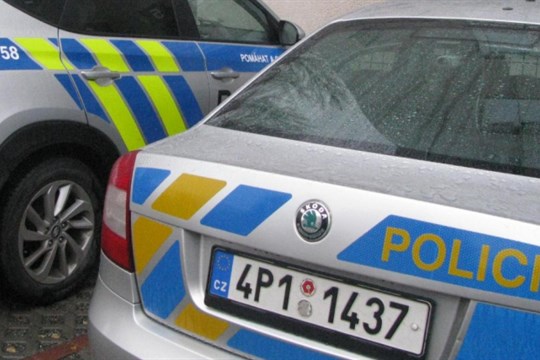 Na stezce se srazil cyklista s mužem na koloběžce. Policisté hledají svědky!