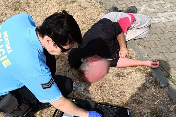 Vypil láhev vodky a usnul. Strážníky zaměstnal muž, který vypadal, že nedýchá
