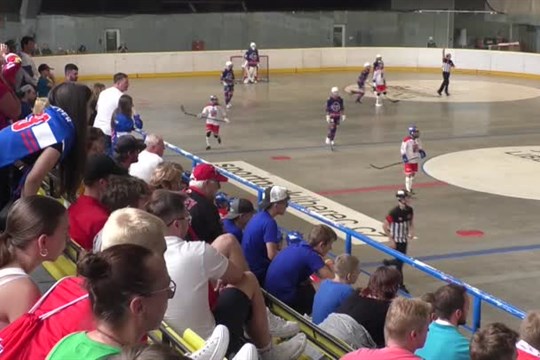 Juniorský šampionát v hokejbale je v plném proudu