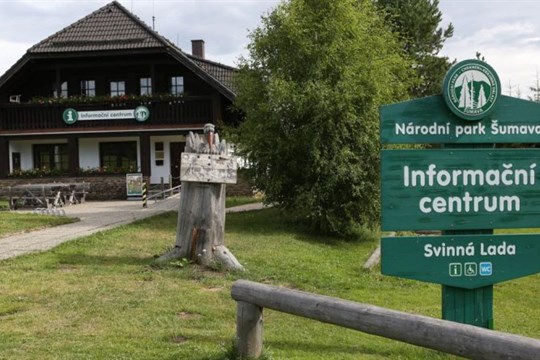 Neukázněné chování turistů si možná vyžádá radikální řešení. Národní park Šumava jedná o omezení vstupu do některých oblastí!