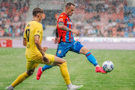 Střelecké trápení zlomil kapitán, o první výhru v sezóně přišla Viktorie v poslední vteřině