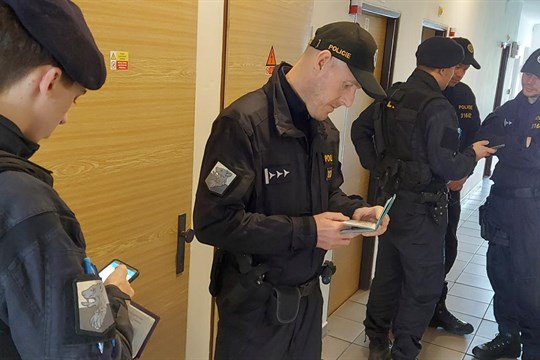 V Plzeňském kraji je hlášeno 75 tisíc cizinců. Policisté zkontrolovali za půl roku přes tisíc ubytoven!