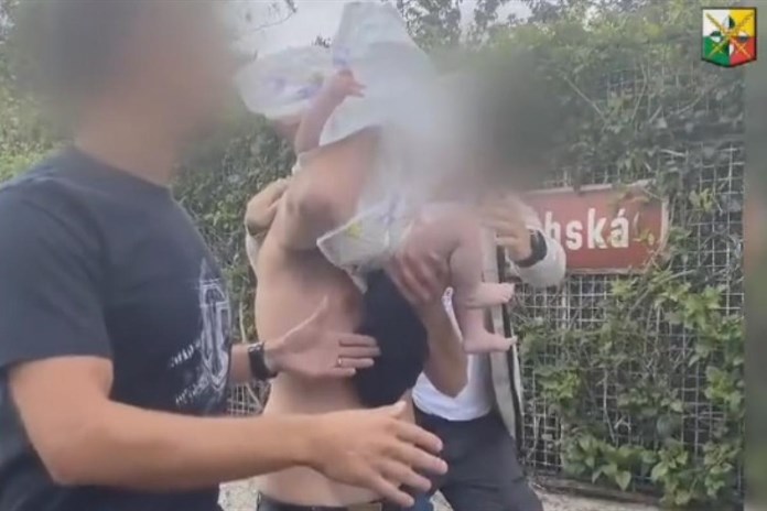 Velké policejní pátrání v Plzni. Muž vyhrožoval partnerce, že zabije jejich dítě i sebe!