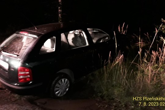 Opilý osmnáctiletý mladík nezvládl jízdu a skončil s autem v lese, zranili se dva spolujezdci