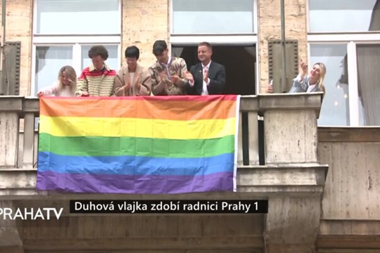 Duhová vlajka zdobí radnici Prahy 1