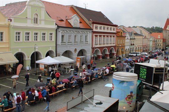 V Domažlicích vytvořili rekord. Měli nejdelší česko-německý piknikový stůl!