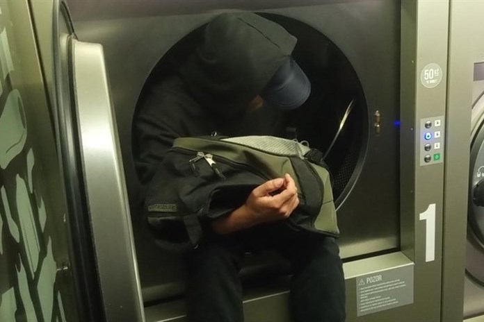 VIDEO: Muž si ustlal v bubnu veřejné sušičky. Přijeli pro něj strážníci