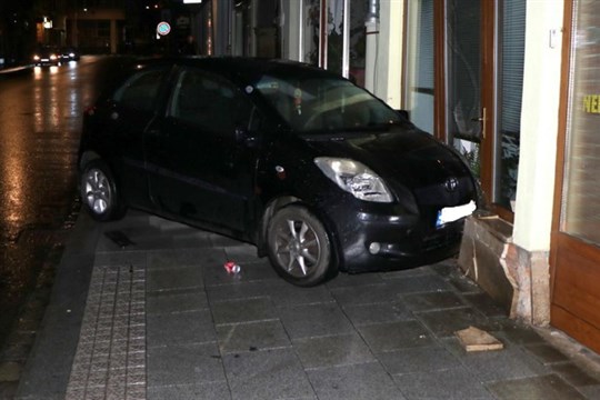 V Klatovech vjel muž do skupiny osob na ulici. Jednoho člověka zranil!