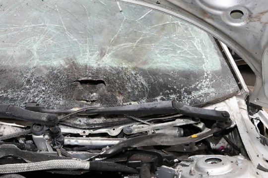 Čtyřicetiletý muž z Aše odpálil výbušninu na policejním vozidle