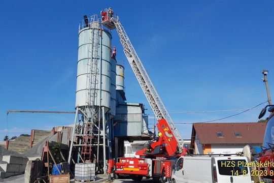 Dramatická záchrana v Domažlicích. V tělese sila na cement uvízl muž!