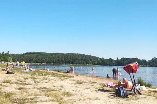 Teploty poletí nahoru. Na některých přírodních koupalištích a rybnících už není vhodná voda ke koupání!