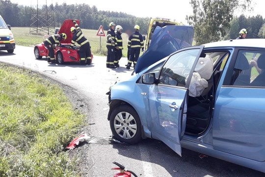 U odbočky na Ostrov u Bezdružic došlo k dopravní nehodě dvou vozidel