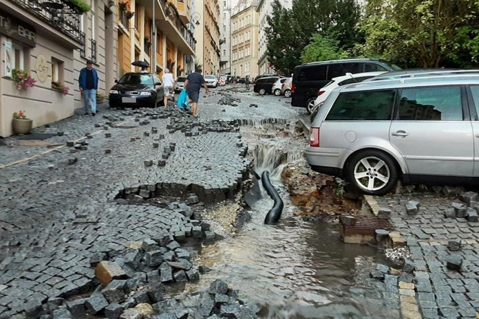 Karlovarsko sčítá škody po silných bouřkách! Hasiči museli odklízet stromy, vodu i kamení