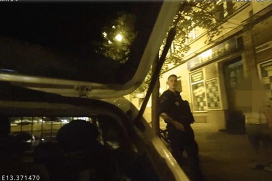 Silně opilý cyklista pil pivo přímo za jízdy. Strážníkům tvrdil, že nevěděl, že nesmí