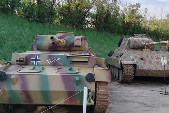 Den s technikou nabídne ukázky záchranného systému, seskok parašutistů i průlety letadel