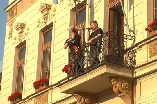 Zpívání z balkonu pomohlo malé holčičce
